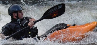  Kayak en aguas brava 